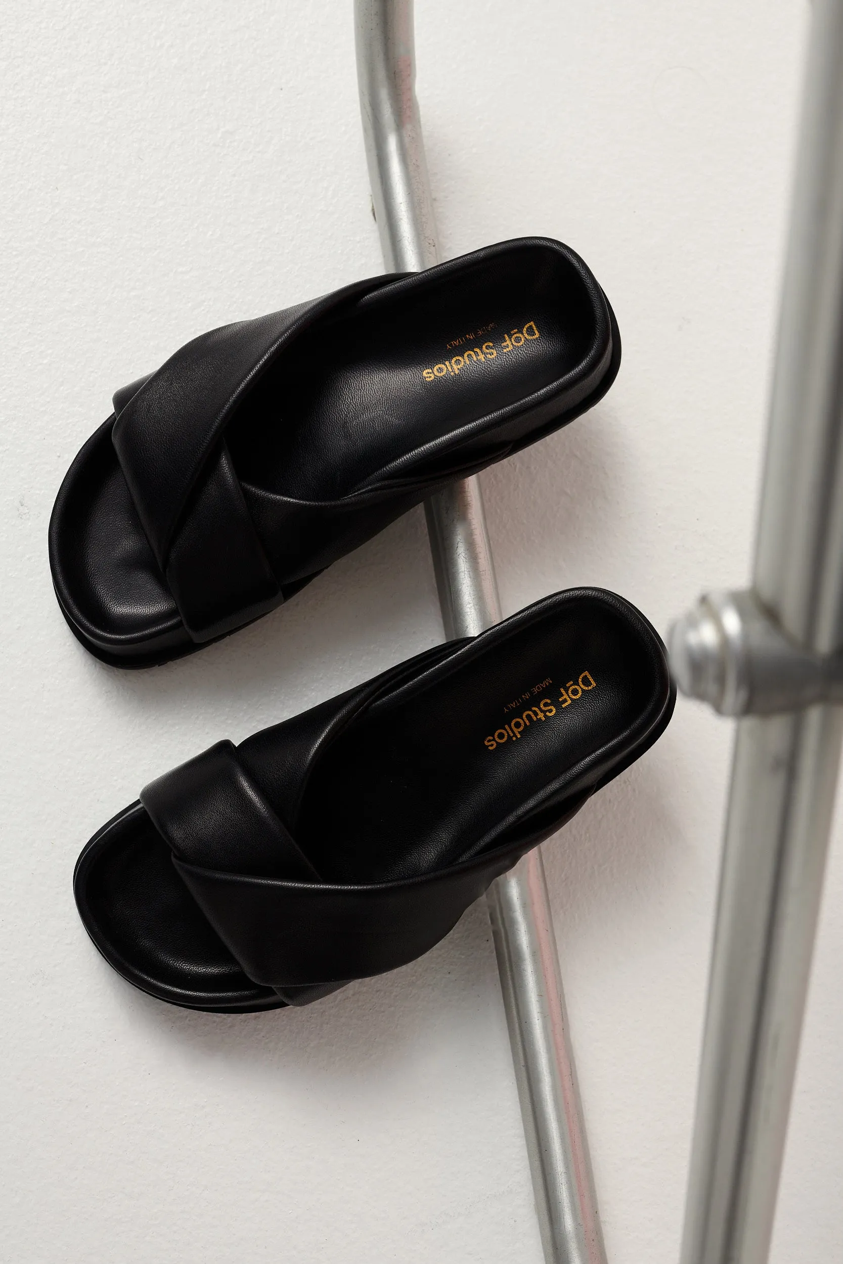 Flavia - Black