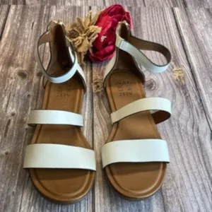 NATURALIZER Tish Alabaster Leather Sandal  7M