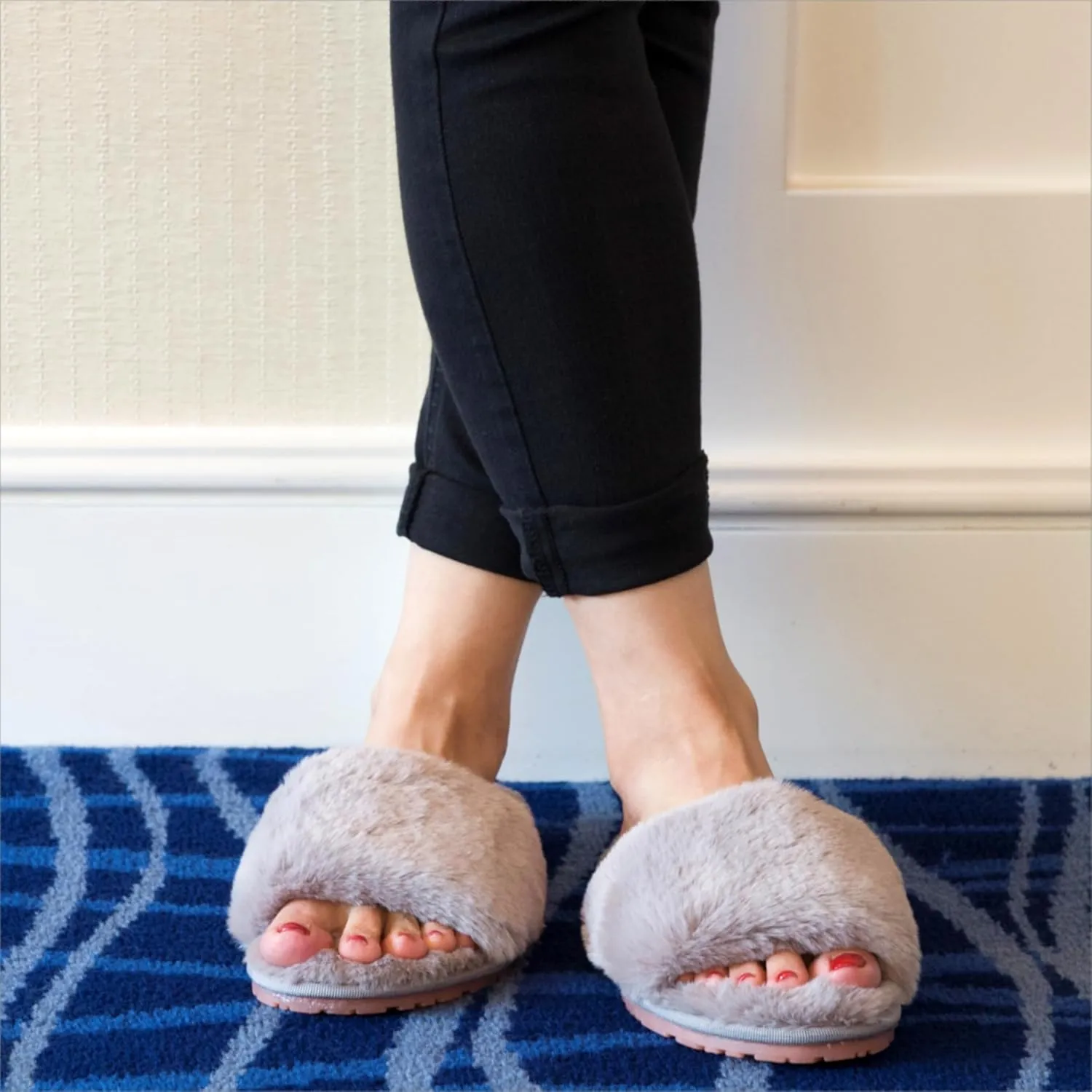 Women's Fuzzy Fluffy Furry Fur Slippers Flip Flop Open Toe Cozy House Memory Foam Sandals Slides Soft Flat Comfy Anti-Slip Spa Indoor Outdoor Slip on